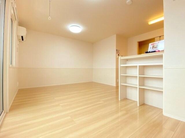 物件内観写真4　(LDK（１２．７帖）)