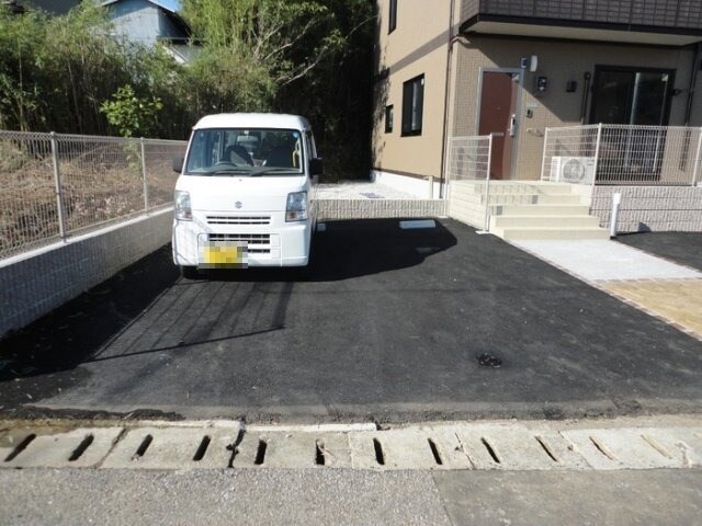 物件外観写真2　(駐車場)