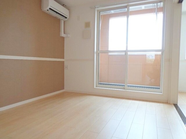 物件内観写真3　(リビング)