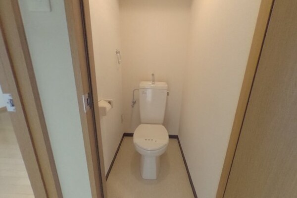 トイレ(同タイプ間取り別室の写真です（205）。現況を優先します。)