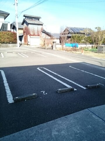 物件外観写真2　(駐車場)