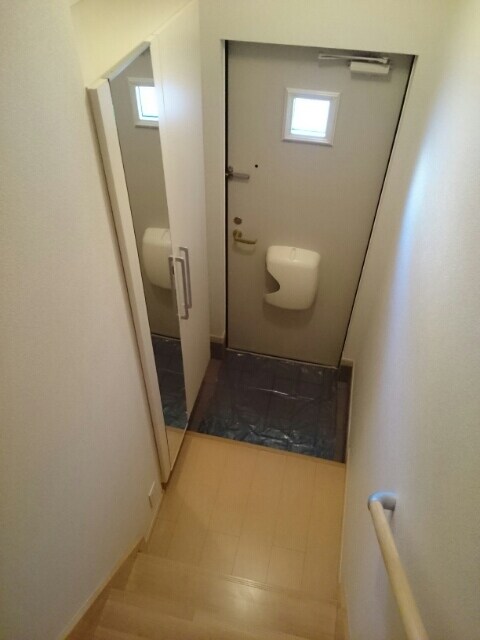 物件内観写真13　(玄関)