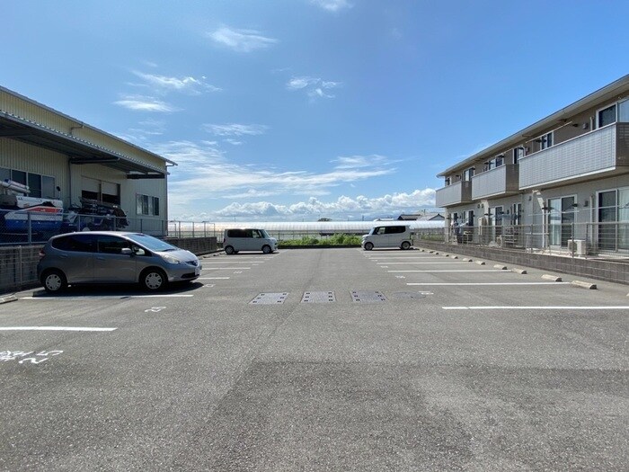 物件外観写真3　(駐車場)