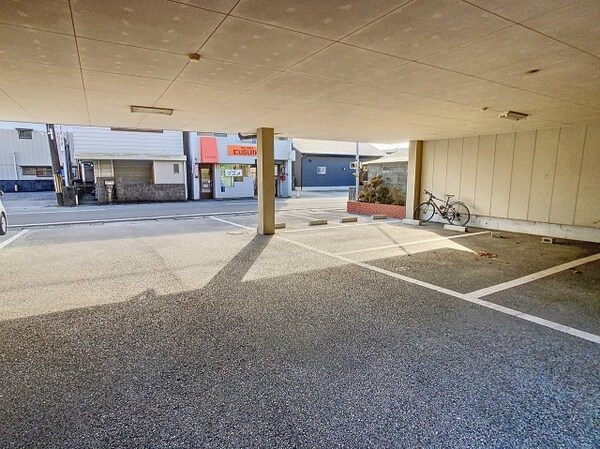 駐車場(現況と異なる場合は現況を優先します。)