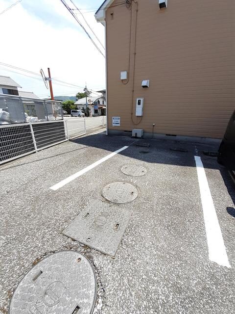 物件外観写真2　(駐車場)