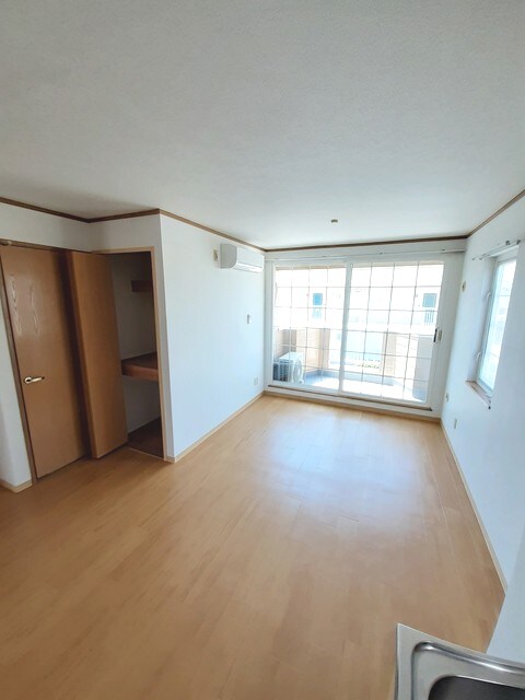 物件内観写真3　(居室・リビング)