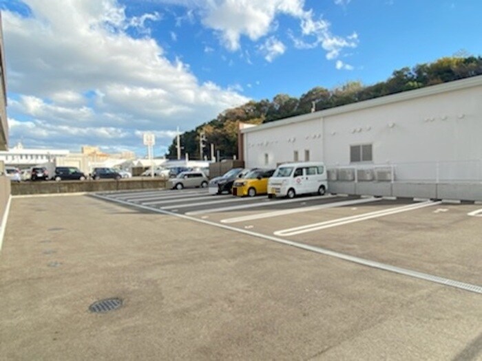 物件外観写真3　(駐車場)