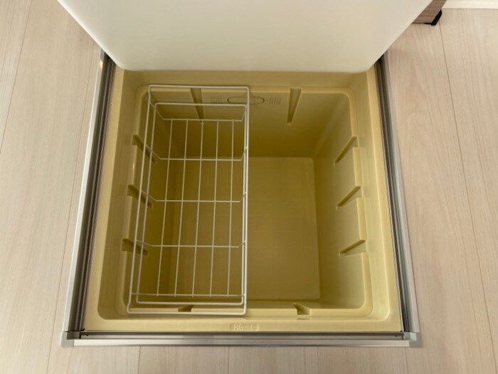 物件内観写真11　(床下収納)