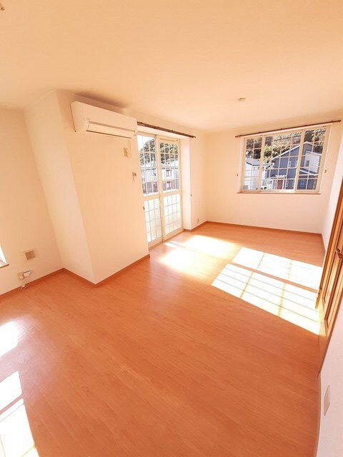 物件内観写真3　(居室・リビング)