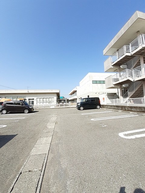物件外観写真2　(駐車場)