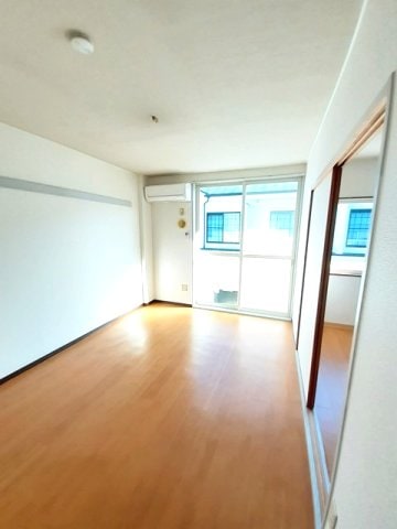 物件内観写真3　(居室・リビング)