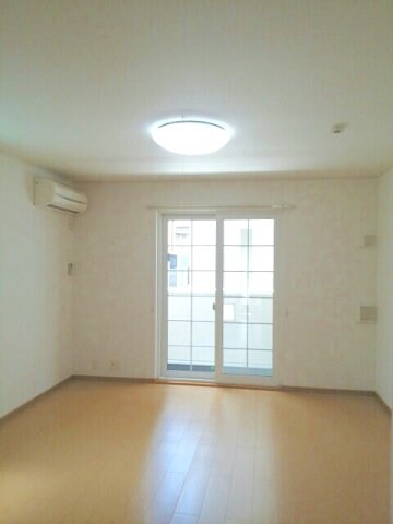 物件内観写真2　(居室・リビング)