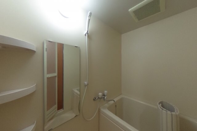 物件内観写真5　(同タイプ間取り別室の写真です（106）。現況を優先します。)