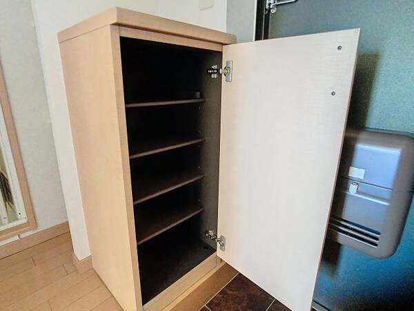 玄関(2025年5月撮影※現況を優先致します。)