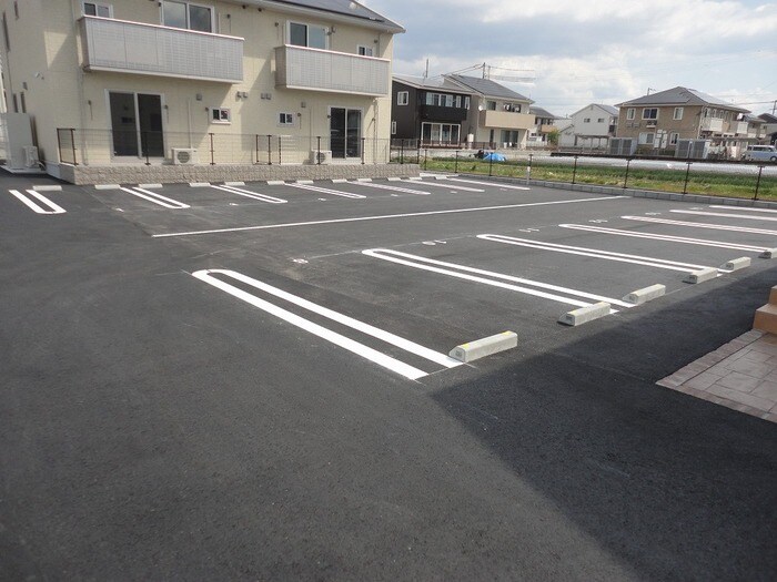 物件外観写真2　(駐車場)