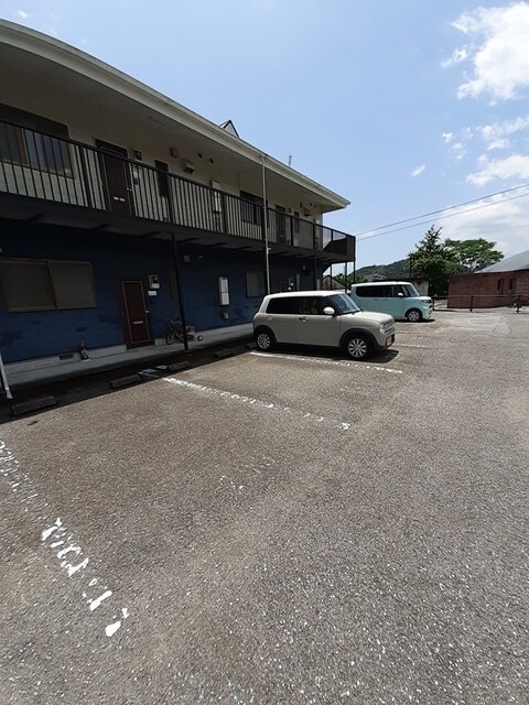 物件外観写真2　(駐車場)