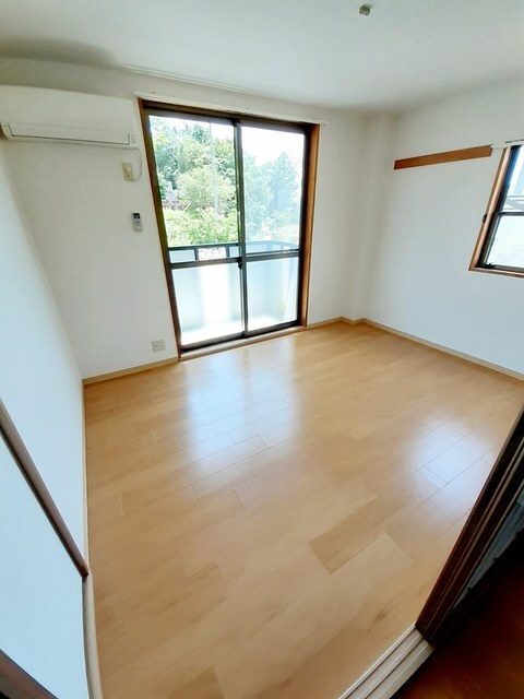 物件内観写真3　(居室・リビング)