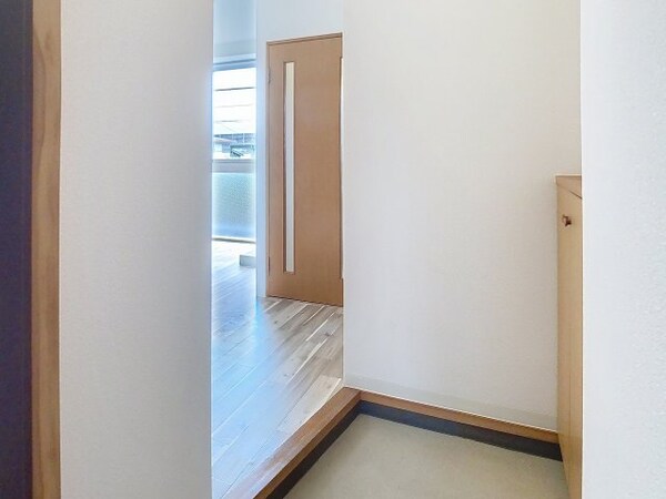 玄関(2025年5月撮影※現況を優先致します。)