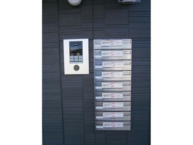 物件外観写真5　(オートロック、集合ポスト)