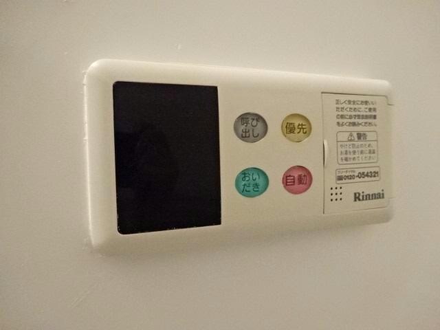 物件内観写真23　(給湯器リモコン)