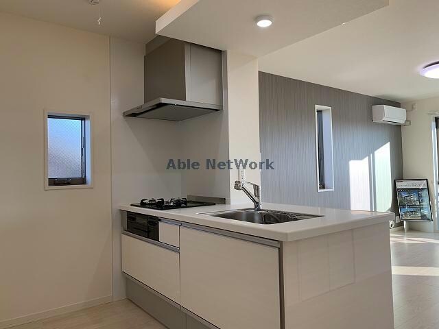 物件内観写真9　(同型モデル・腰窓はありません。)