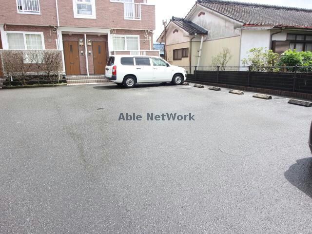 物件外観写真3　(駐車場)