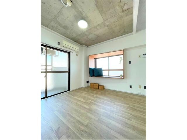 サンシティ金池のリビングダイニング(打ちっぱなしの天井がスタイリッシュ)