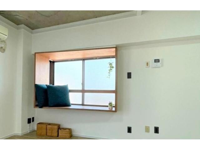 サンシティ金池の居室（その他）(木目で縁取った出窓はインテリアとよく馴染みます)