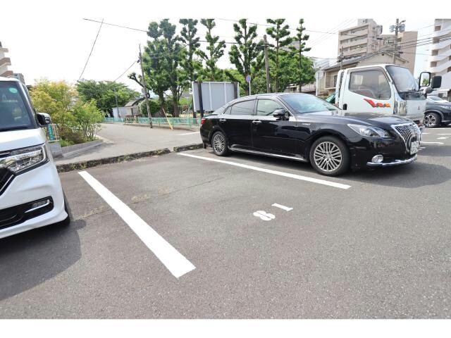 物件外観写真6　(近隣借り上げ駐車場)