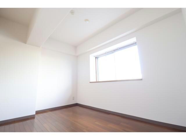 物件内観写真14　(玄関側洋室)