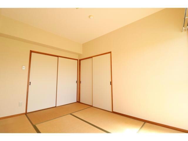 物件内観写真15　(バルコニー側和室)