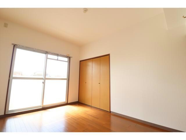 物件内観写真17　(バルコニー側洋室)