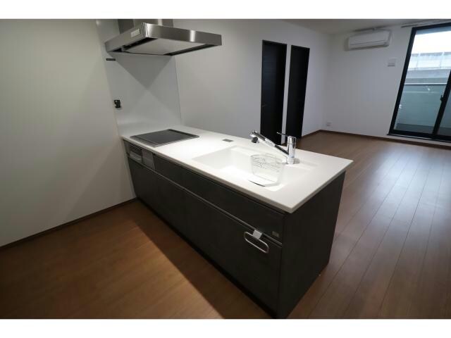 物件外観写真5　(102　高級感のあるキッチン)