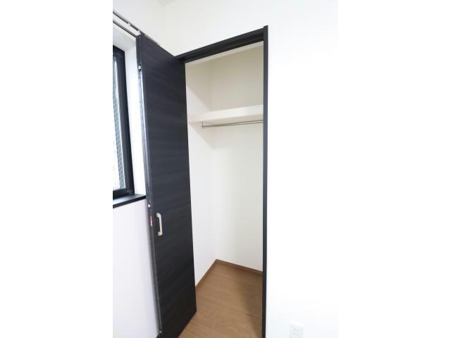 物件内観写真10　(リビング収納)