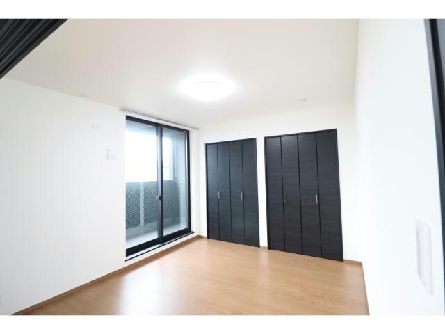 物件内観写真11　(6.6帖の洋室)