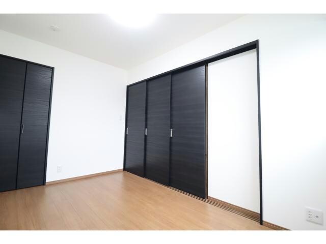 物件内観写真12　(5.5帖の洋室)