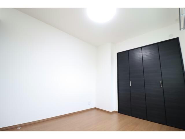 物件内観写真14　(5.2帖の洋室)