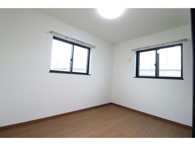 物件内観写真16　(5.2帖の洋室)