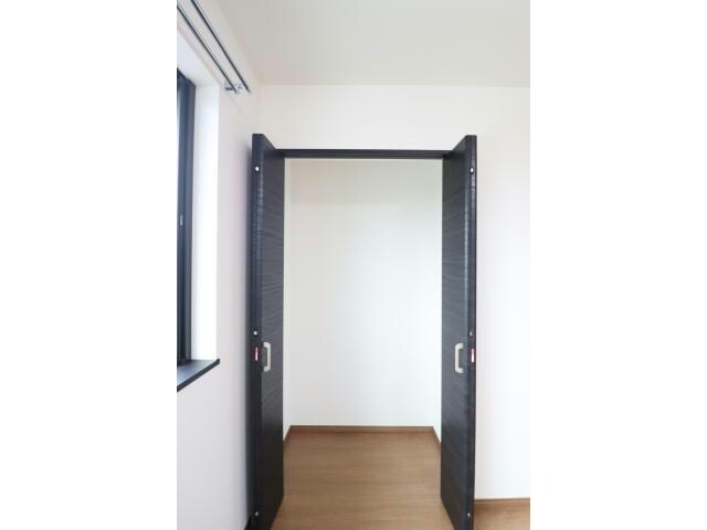 物件内観写真16　(5.2帖　中間の洋室収納)