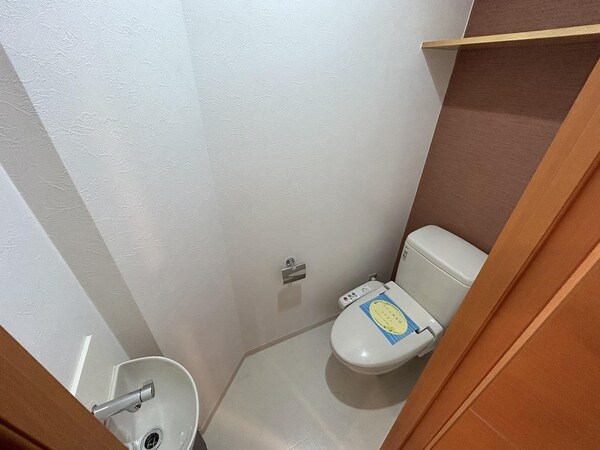 トイレ(参考写真。階によって建具等の色が異なります。)