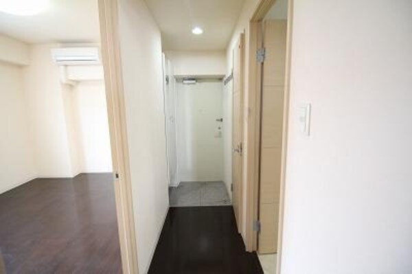 玄関周り(同間取り・別部屋の写真です。)