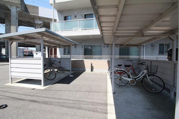 外観(屋根付きの駐輪場)