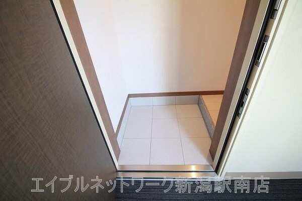 玄関周り(同タイプ・参考写真です)