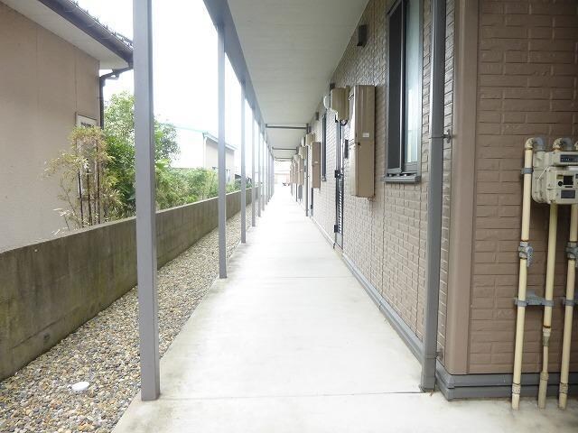 物件外観写真2　(共用部廊下。)