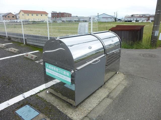 物件外観写真3　(敷地内ごみステーションあり。)