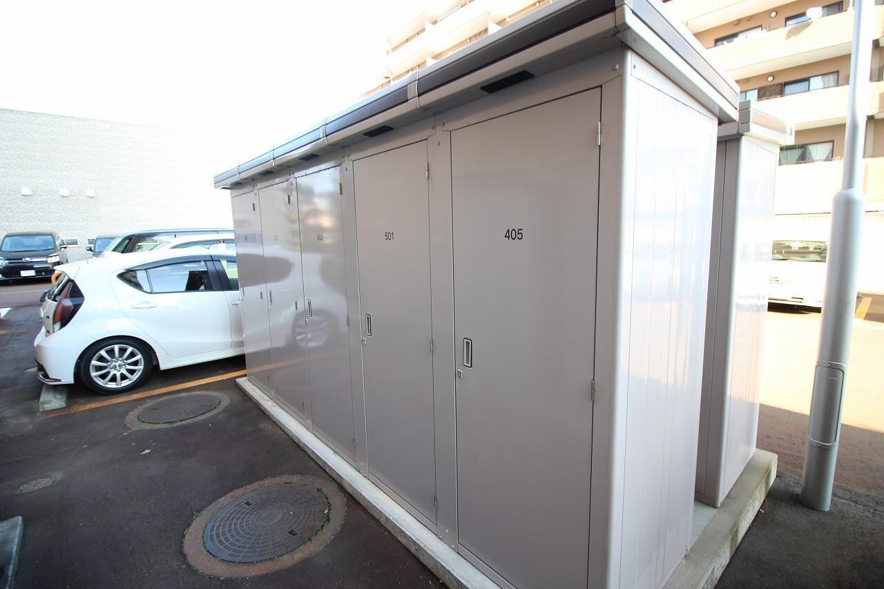 物件外観写真4　(トランクルームはサイズによってタイヤも収納可能です)