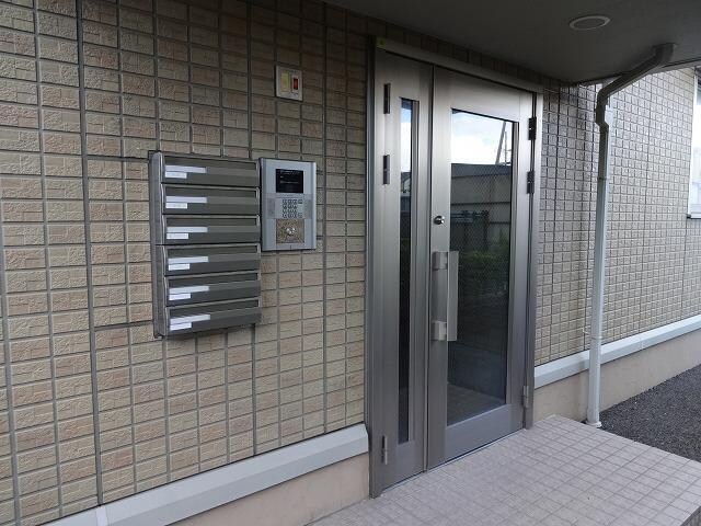 物件外観写真5　(共用部玄関はオートロックです。)