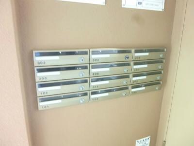 物件外観写真3　(集合郵便受け)