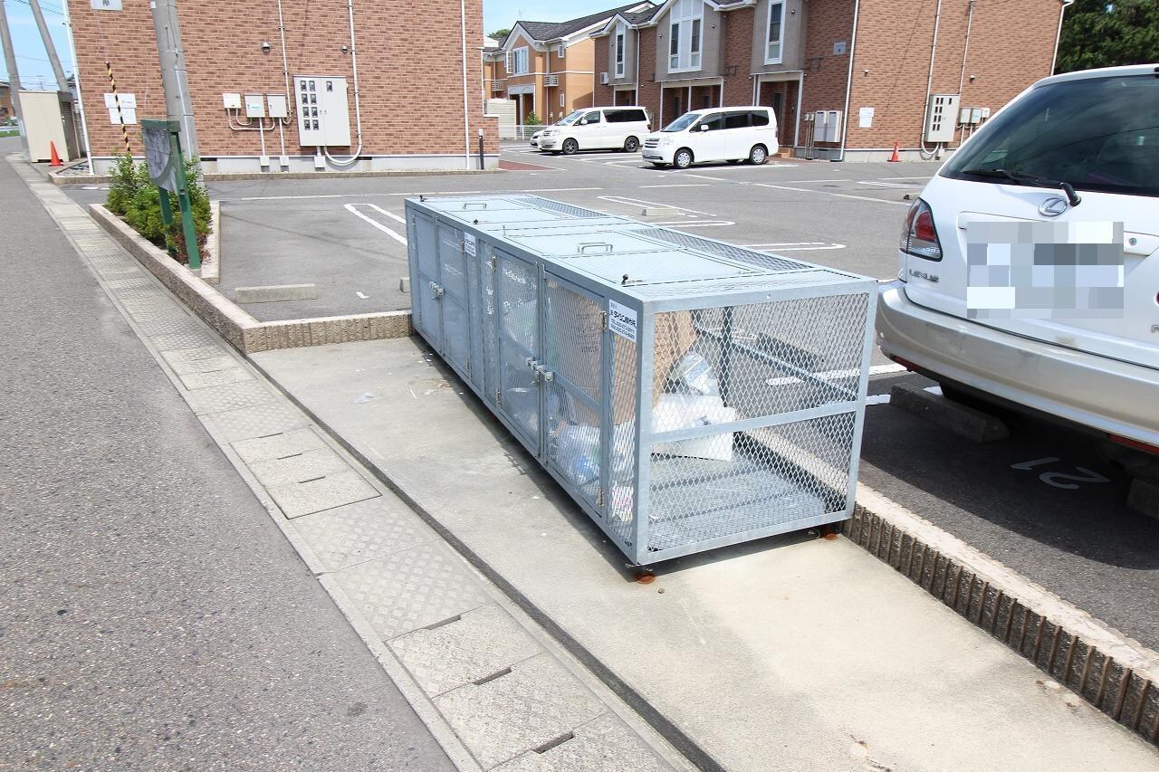 物件外観写真2　(敷地内ゴミ置き場)