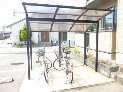 物件外観写真2　(屋根付き駐輪場)